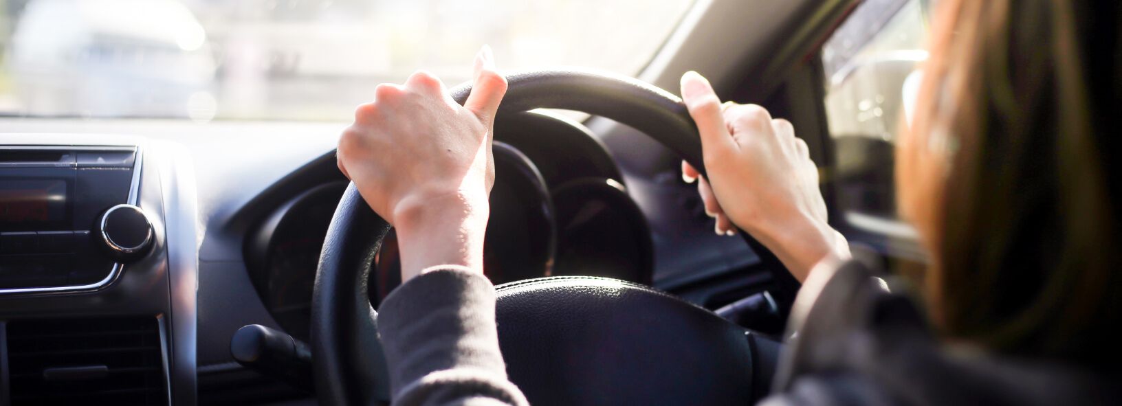 Eine Frau beim Autofahren